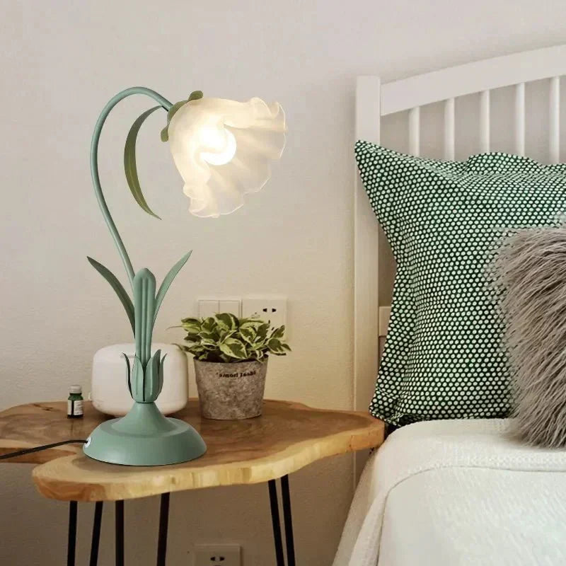 French Flower Vintage Style Table Lamp with Metal Base | Flaurin