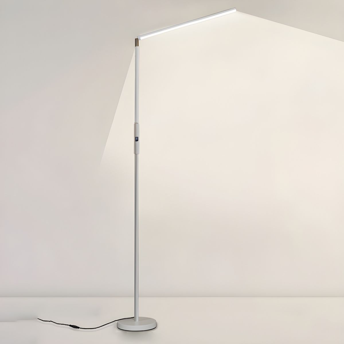 Sleek Metal Linear Floor Lamp for Modern Spaces | Brinova
